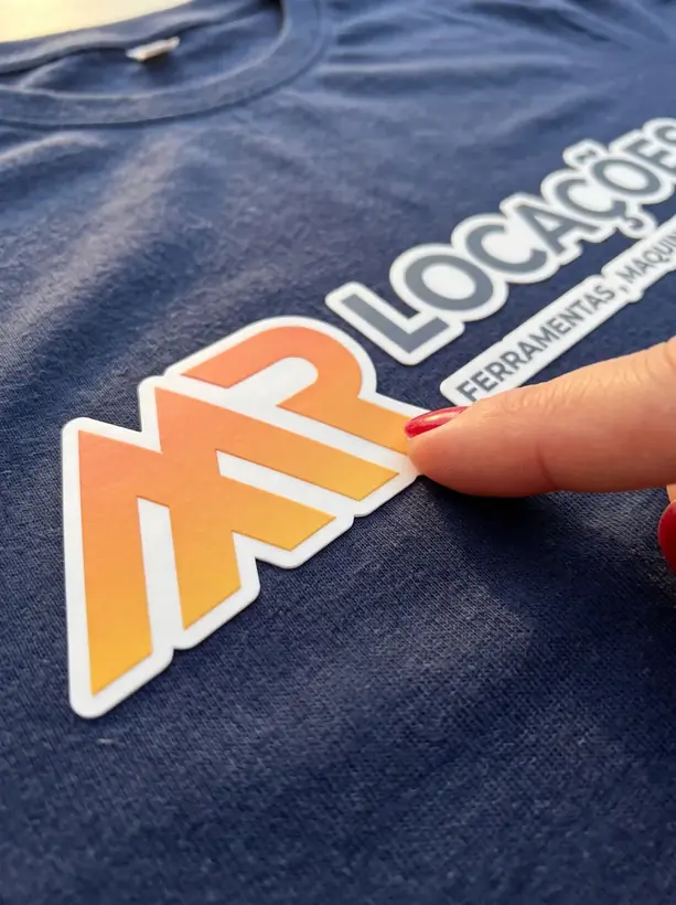 Camiseta azul-marinho com logo estampada em DTF, vista de perto