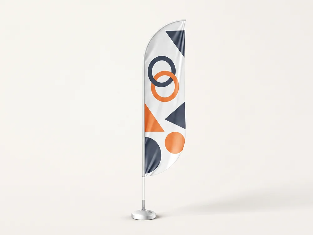 Três wind banners da Grapix Gráfica montados lado a lado, em laranja, branco e azul-escuro